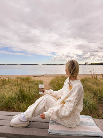Ivory Sweatshirt with Sweet Cherry Print for Cozy Everyday Style