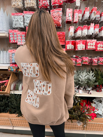 Cozy Pearl Grey Sweatshirt with Reindeer Design for Effortless Winter Style