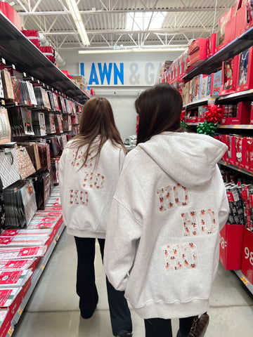 Cozy Pearl Grey Sweatshirt with Reindeer Design for Effortless Winter Style