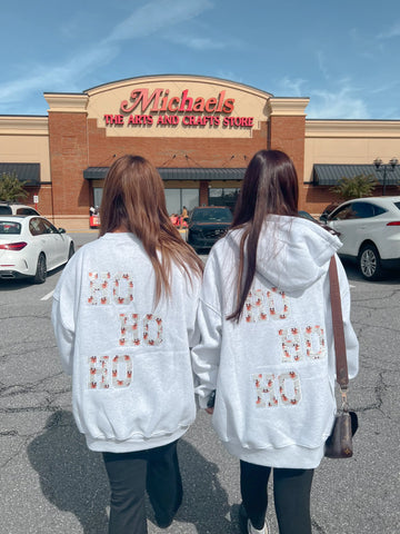 Cozy Pearl Grey Sweatshirt with Reindeer Design for Effortless Winter Style