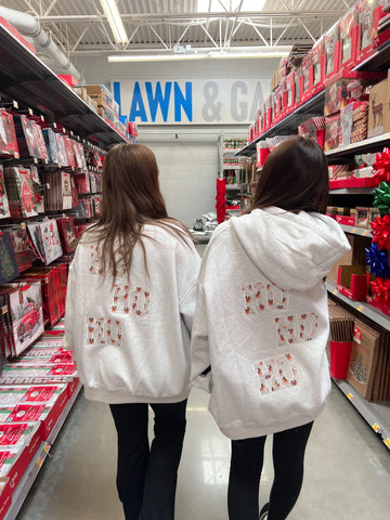 Cozy Pearl Grey Sweatshirt with Reindeer Design for Effortless Winter Style