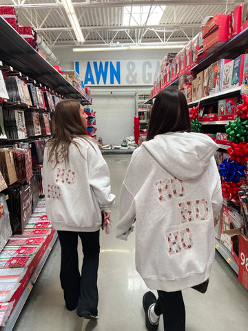 Cozy Pearl Grey Sweatshirt with Reindeer Design for Effortless Winter Style