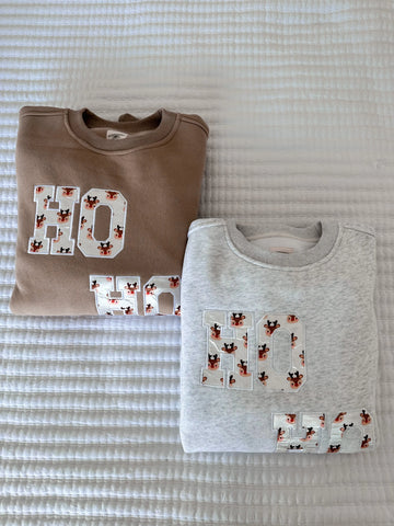 Cozy Pearl Grey Sweatshirt with Reindeer Design for Effortless Winter Style