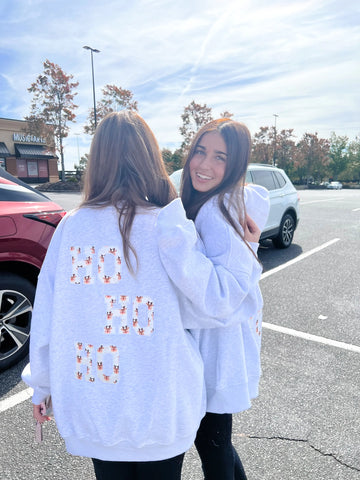 Cozy Pearl Grey Sweatshirt with Reindeer Design for Effortless Winter Style