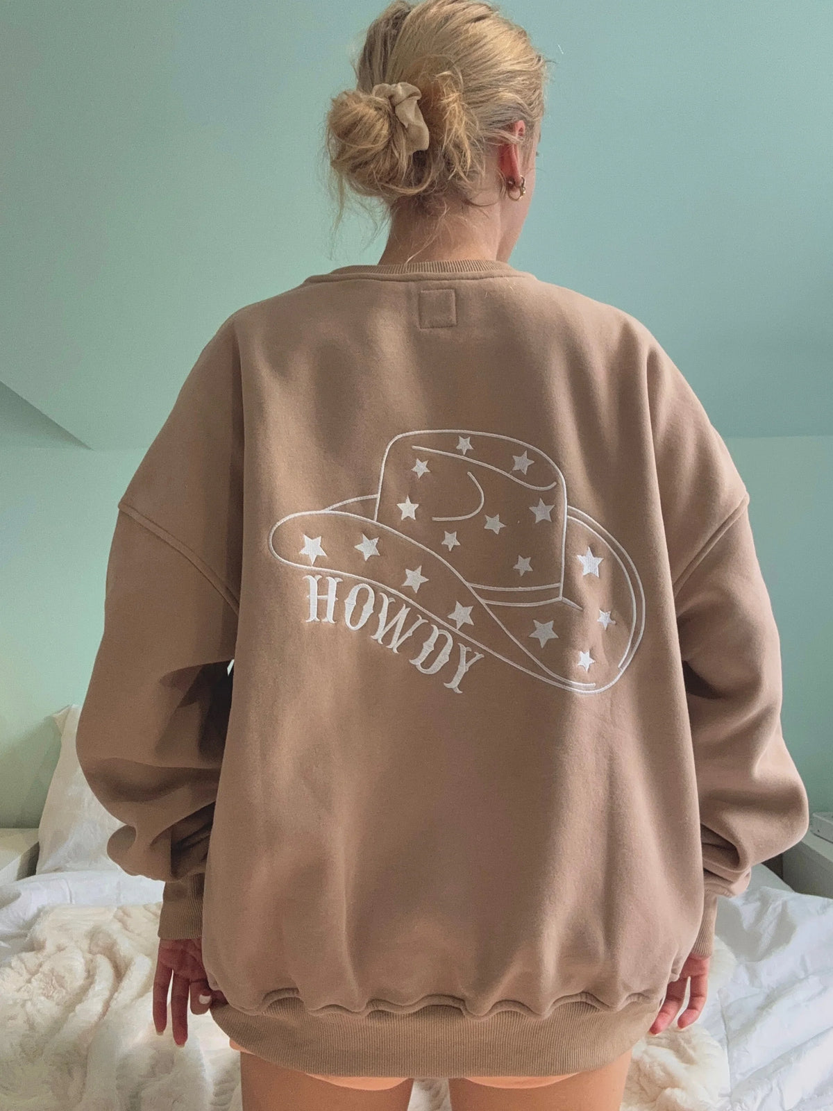 Cozy Embroidered Sweatshirt with Playful Cappuccino Howdy Design