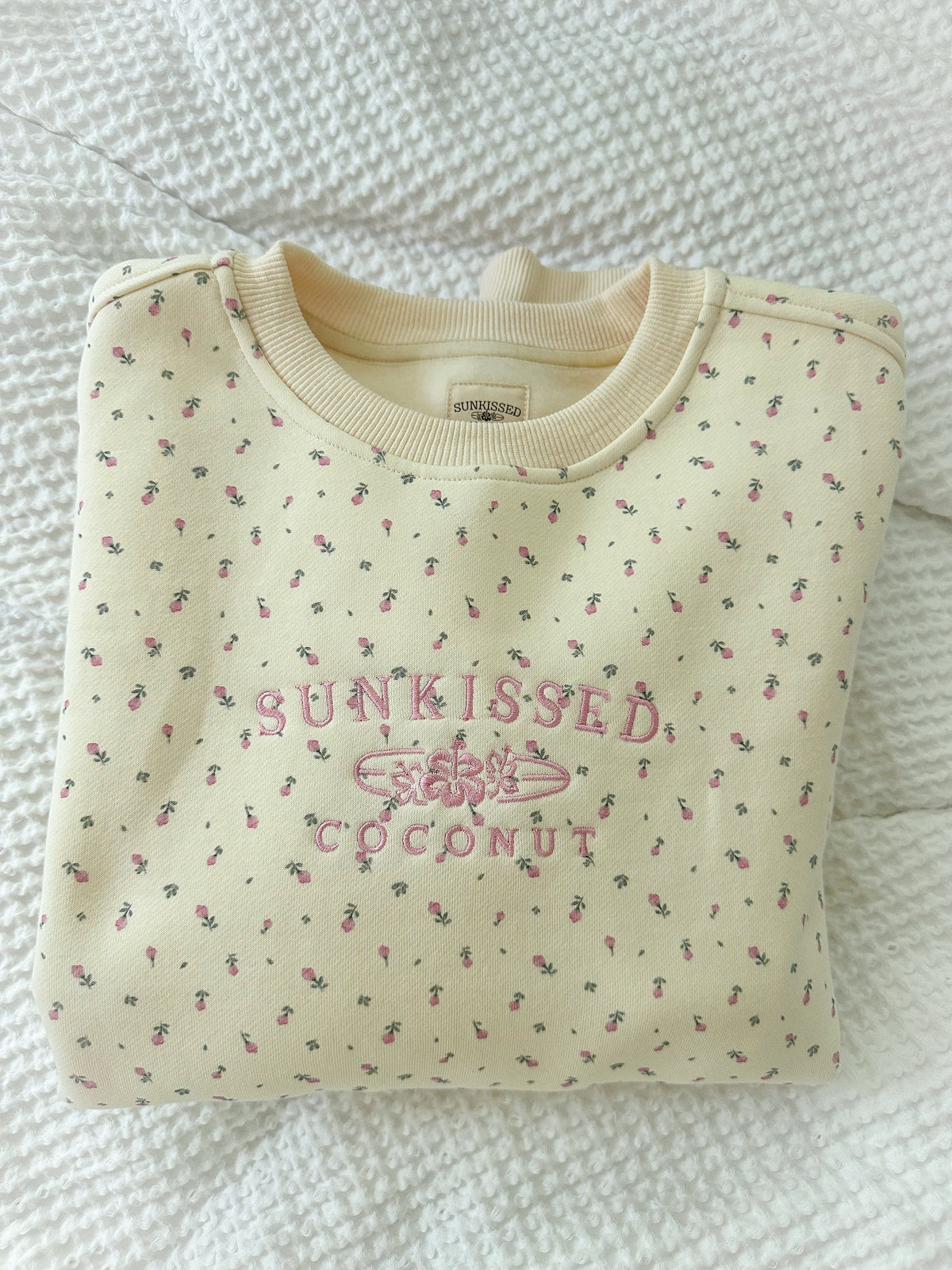Cream Sweatshirt with Delicate Rose Embroidery for Cozy Everyday Style
